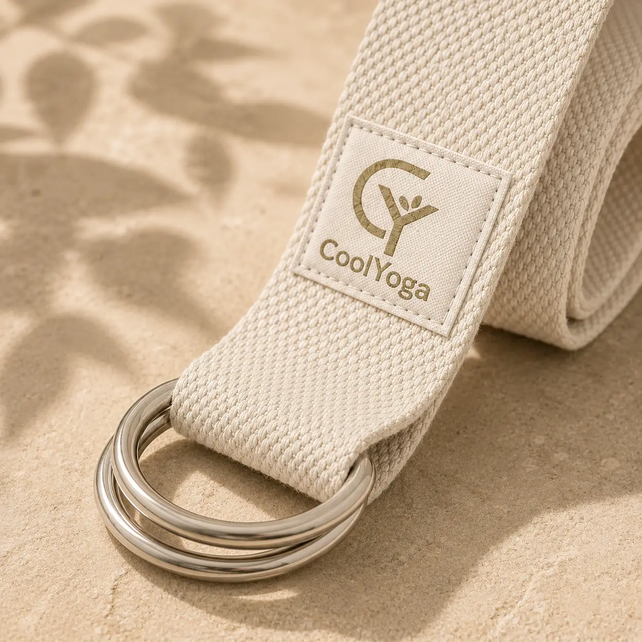 Metalowe klamry D, splot i logo paska do jogi CoolYoga Warm Ivory