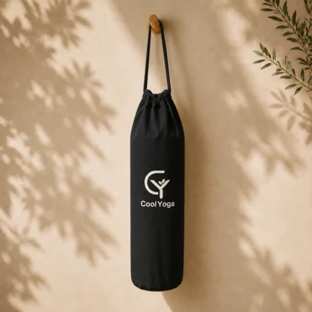 Czarna torba na matę CoolYoga Midnight Black zawieszona na wieszaku